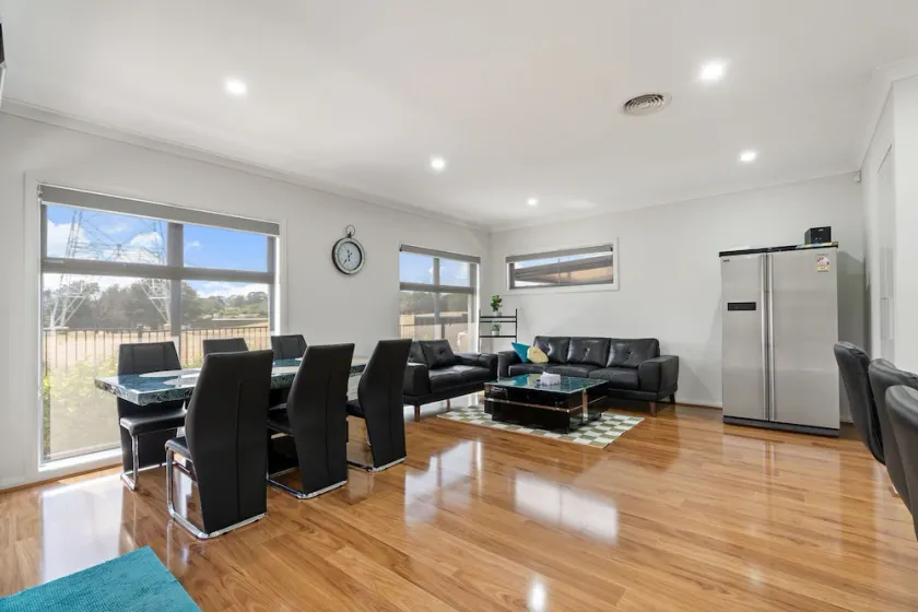 Family-Friendly 4-Bed Home with Courtyard - Image 1