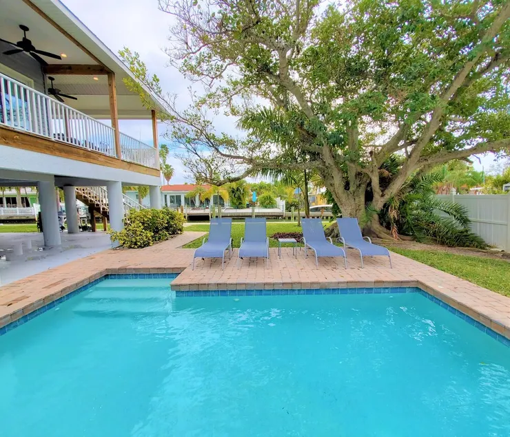 3brm elevated canal front pool home on North Longboat Key - Image 1
