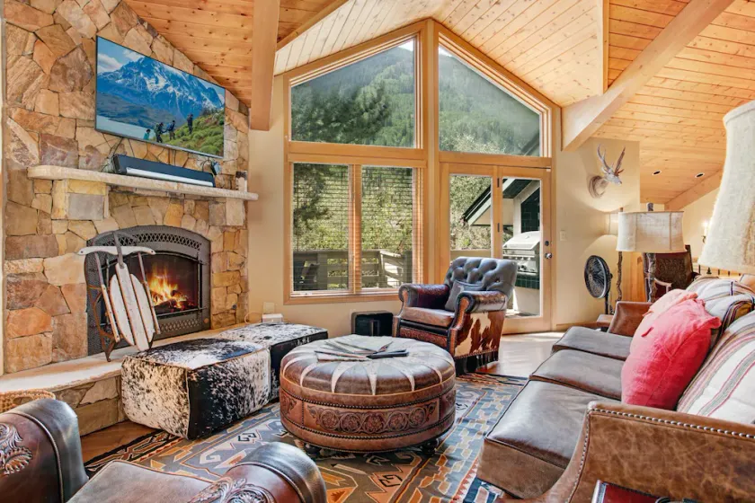 Beautifully Renovated Chalet, Private Hot Tub, Dog Friendly, Game Tables - Image 1