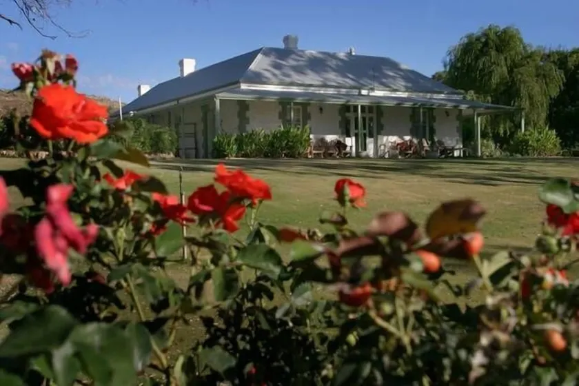 Portee a Murray River Outback Homestead. En bild av outback Australien - Image 1