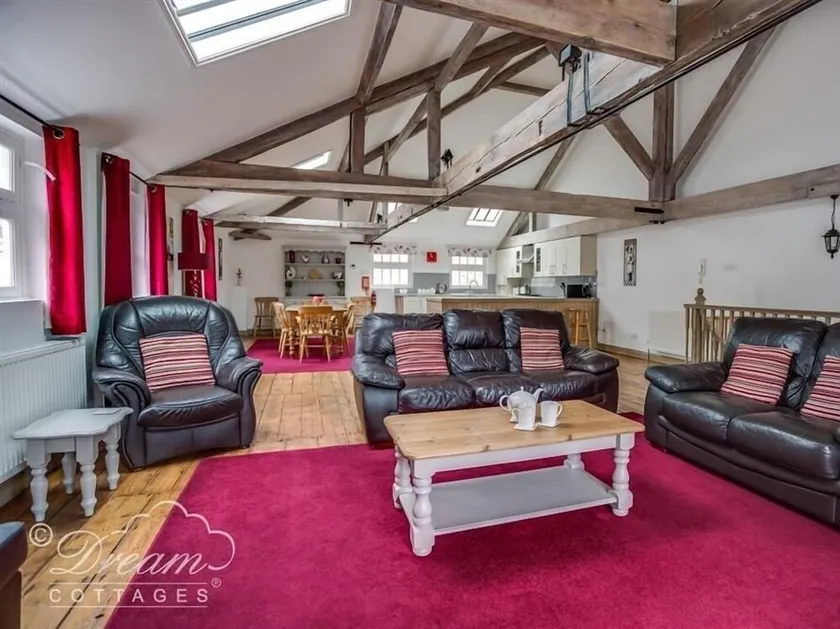 UPSIDEDOWN HOUSE, pet friendly, with a garden in Brewers Quay Harbour - Image 1