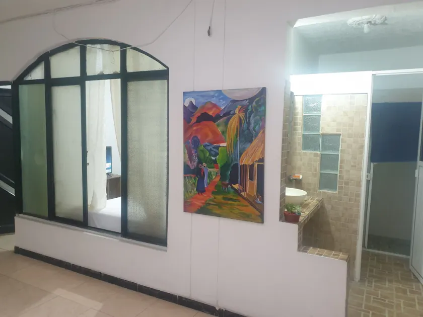 Habitación con ambientes familiares - Image 1