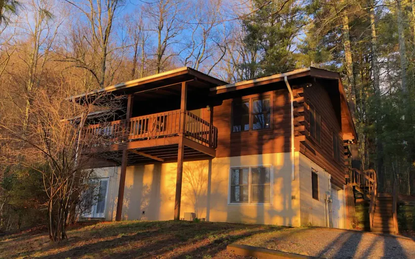 Secluded Mountain Cabin In Apple-Picking Country - Image 1