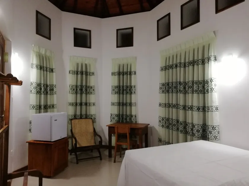 Airport 10 minutes drive and clean room. - Image 1