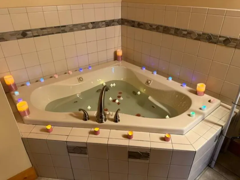 Luxury Cabin w/Heated Pool, 22min to 7 Springs, HotTub, Sauna, Game Room & Views - Image 1