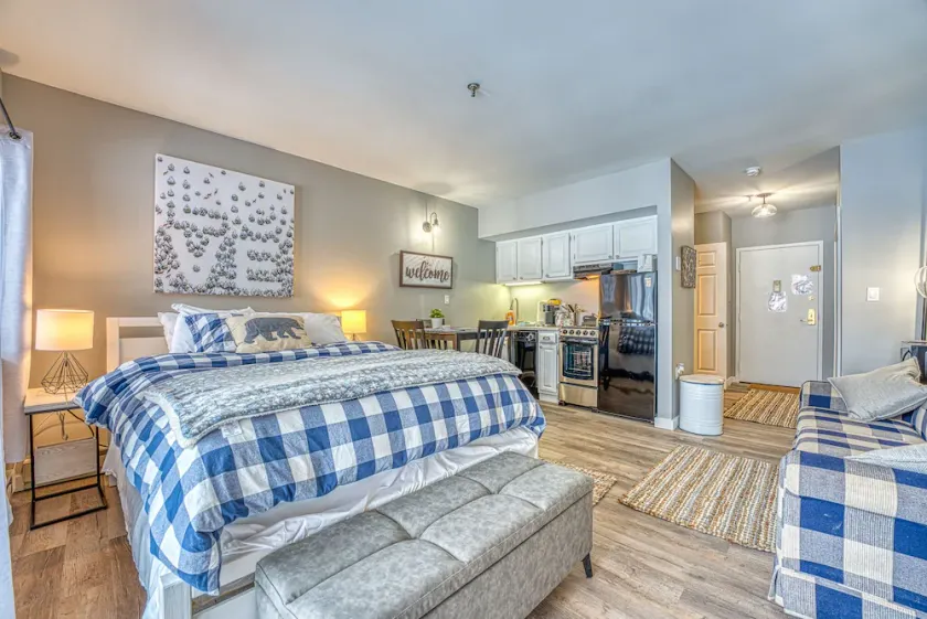 Loon Resort Condo-AC, Pool, Hot Tub and Views - Image 1