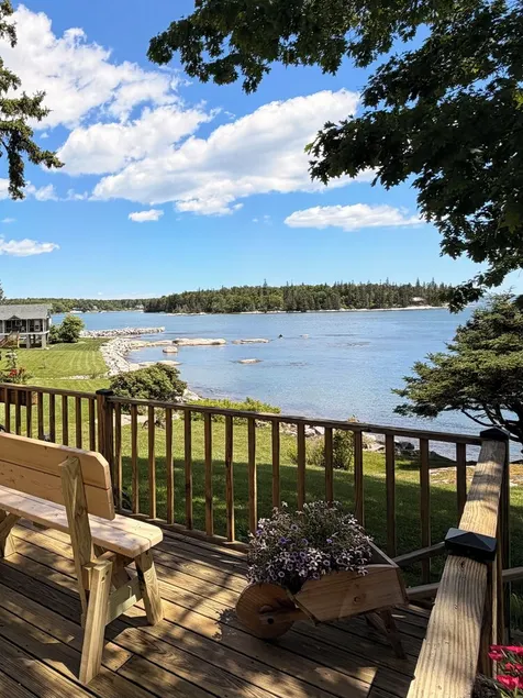 Oceanfront Cottage on Pleasant Beach in Maine - Image 1