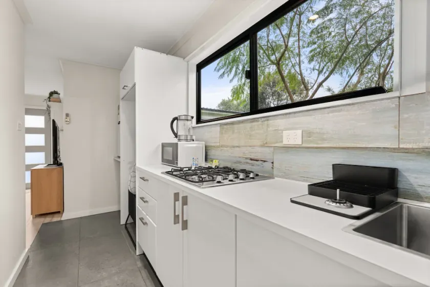 Bright 1-Bed Apartment with Garden Views - Image 1