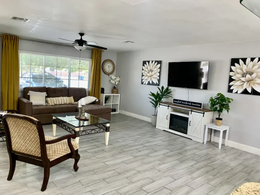 Cozy, Licensed home, 15min from the strip. - Image 1