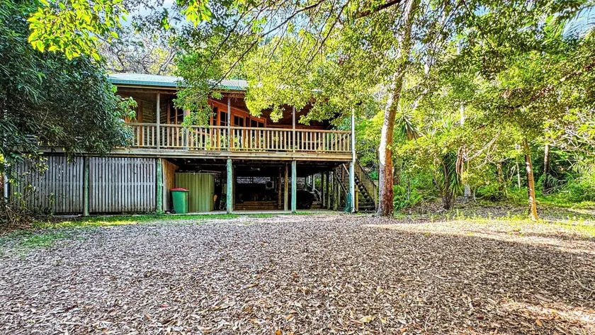 Kameruka - Modern, Queenslander style island home in leafy bushland with balcony - Image 1