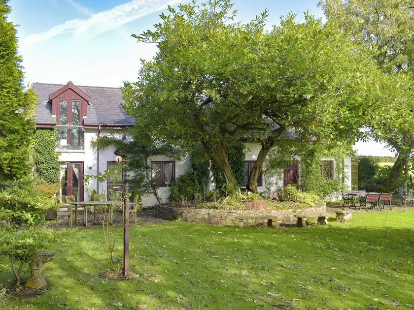 2 bedroom accommodation in near Kilgetty - Image 1