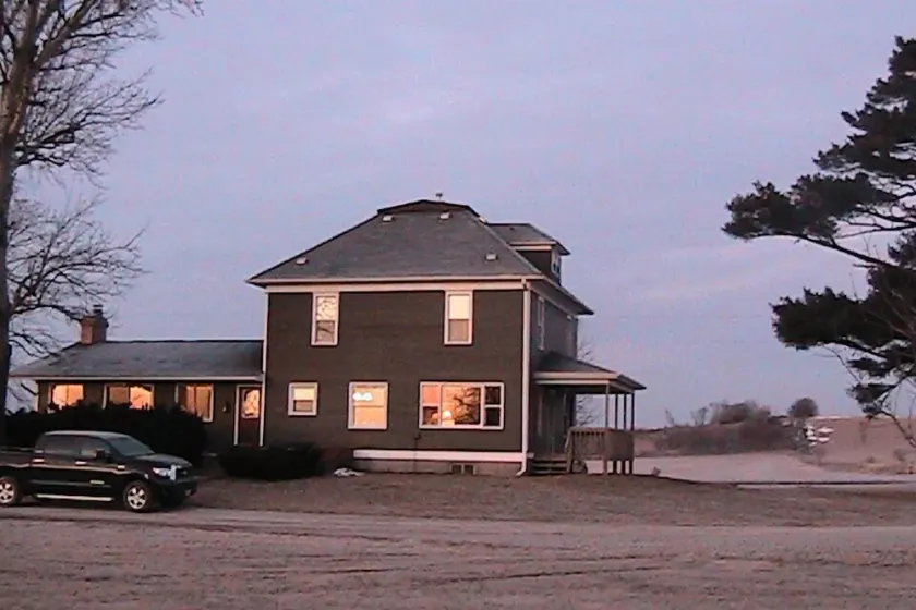 Large cozy hunting lodge rental - Image 1