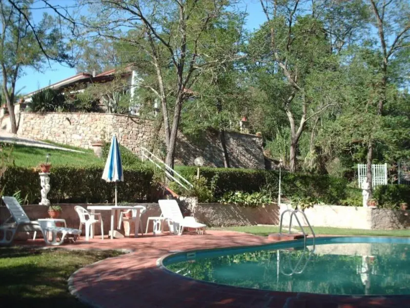Detached cottage in a park-like garden overlooking the pool - Image 1