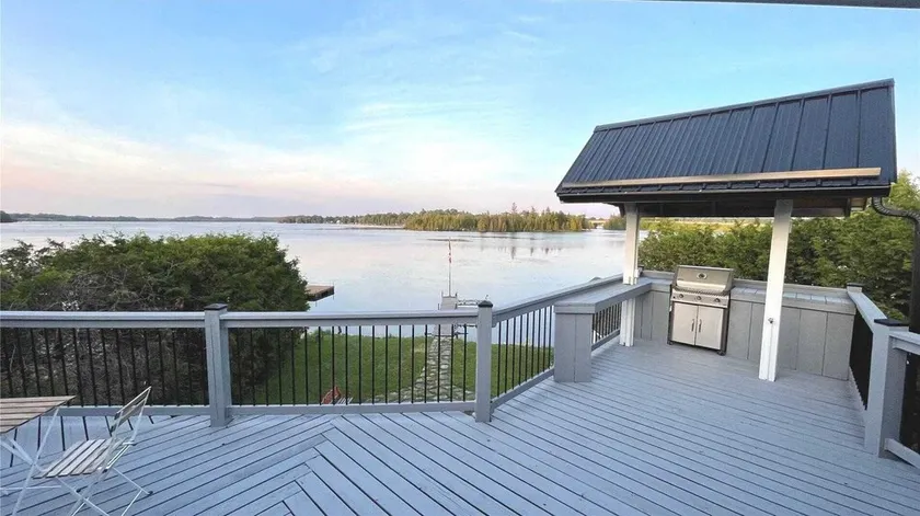 Beautiful Lake Front Cottage With A VIEW - Image 1