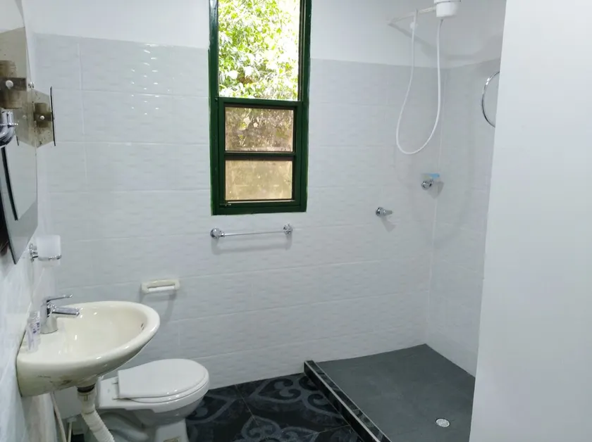 Doppelzimmer mit eigenem Bad und Blick auf den Fluss und die Berge - Image 1