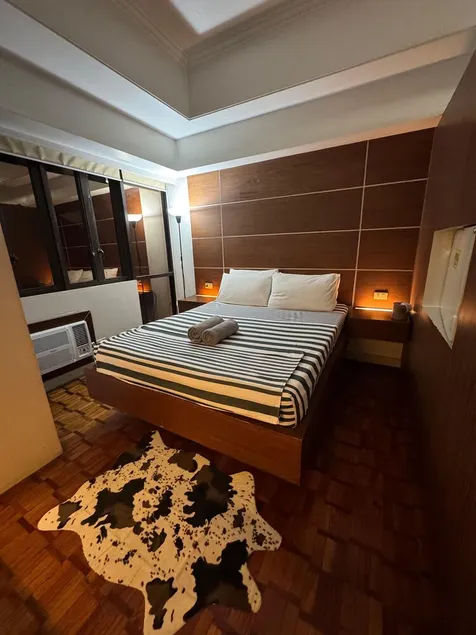Beautiful unit across greenbelt5 + high speed wifi + Netflix - Image 1