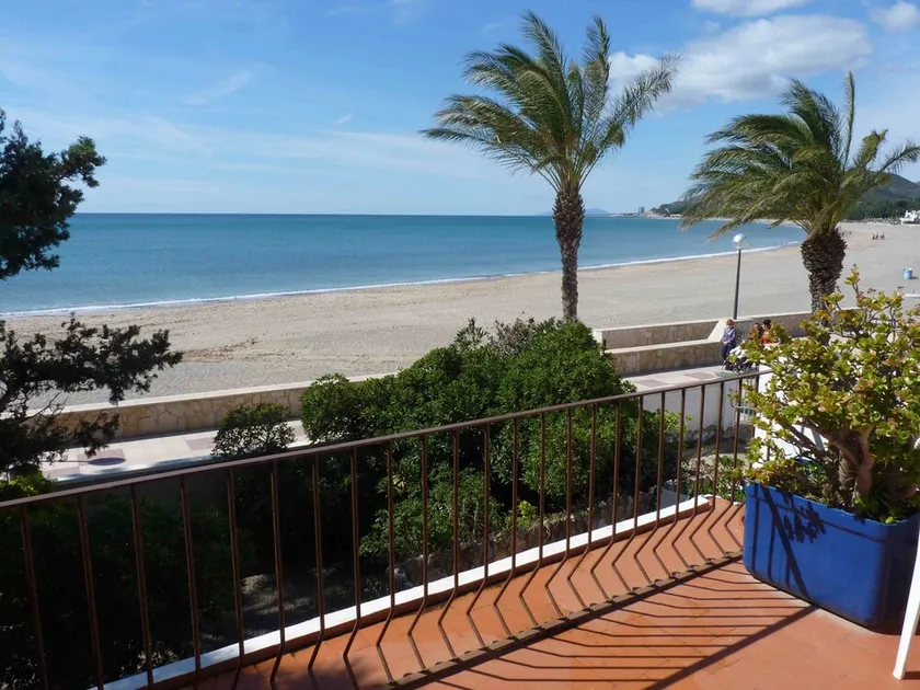 Charming villa  with sunny terraces on the beach - Image 1