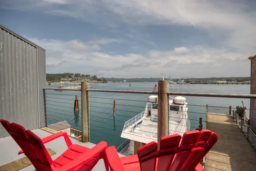 Charming Studio with Kitchenette has Bayfront Deck Overlooking Newports Harbor! - Image 1