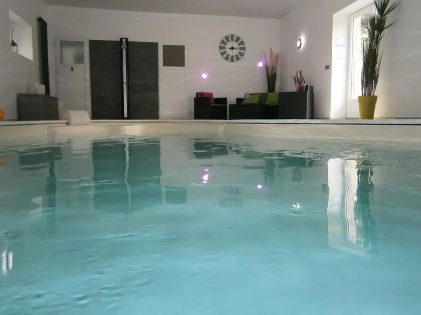 Gîte 3 personnes avec piscine intérieure chauffée toute l'année à 28° - Image 1