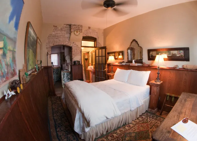 Quiet room in historic hotel, with queen bed, attached bath and kitchenette. - Image 1