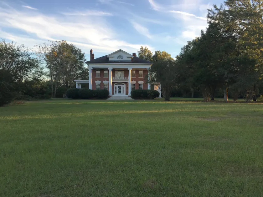 Spacious Home and Private Getaway - Image 1