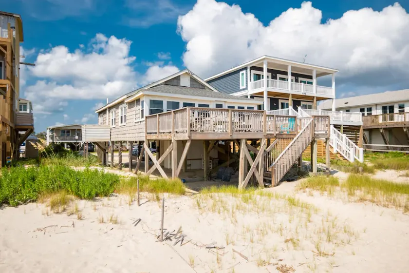 Ved siden af ​​havet: 3 Bed / 2 Bath Oceanfront, Quaint Beach Cottage med Vintage Touch - Image 1