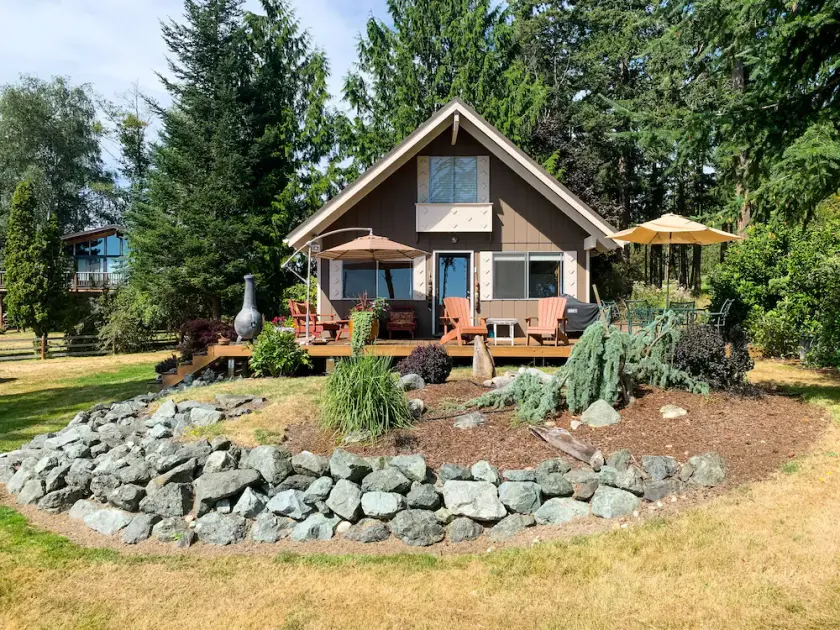 A sweet Puget Sound view cabin with Mutiny Bay beach access. - Image 1
