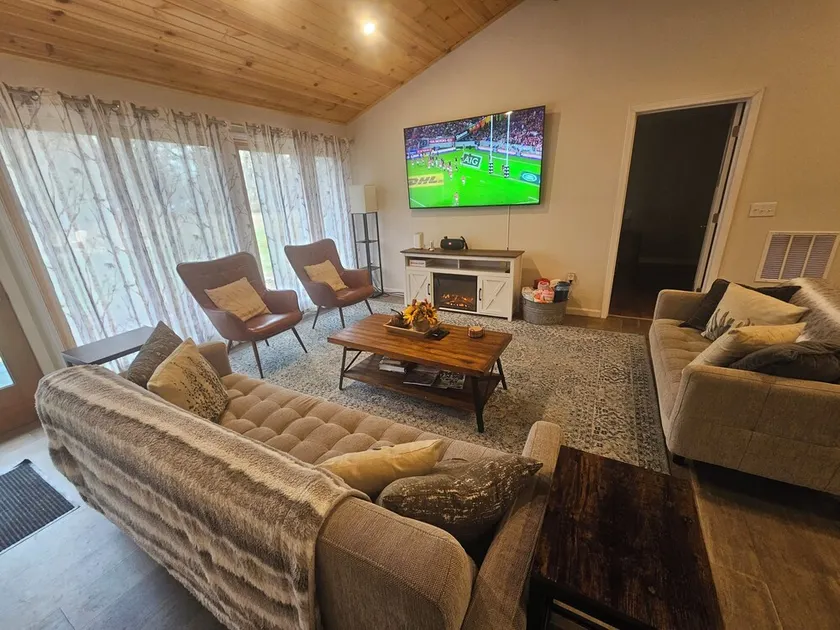 Relax in our large 4b/2b ranch w/hot tub,firepit, game room, sleeps 11, pets ok - Image 1