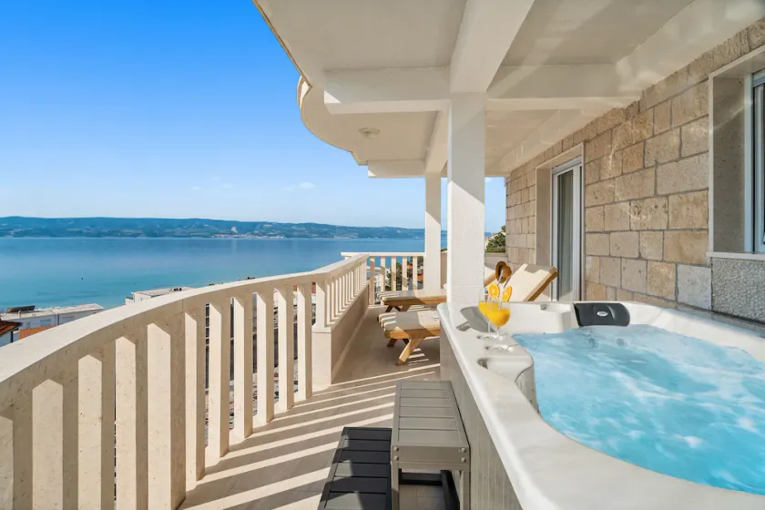 Luxury 3 bedrooms apartment with jacuzzi and amazing sea view - Image 1