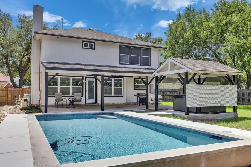 Relaxing 4-Bedroom Retreat with Pool & Spa in a Quiet Neighborhood - Image 1