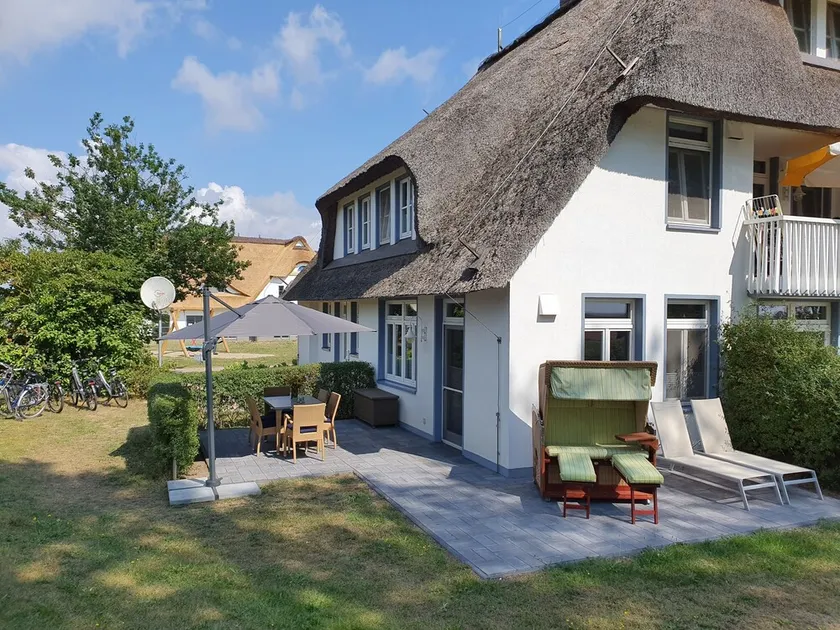 Thatched roof, 2 floors, 82m², private terrace, WiFi, 6 people, 2 bedrooms, large bathroom, - Image 1
