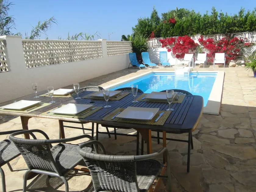 Fritliggende villa, privat pool og internet inden for 10 min gang til stranden - Image 1