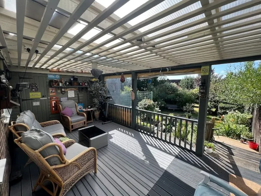 Beautiful spacious 2 Bedroom townhouse - Image 1