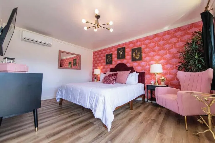 Pretty N Pink – Retro 1960s Motel Near Chattanooga - Image 1