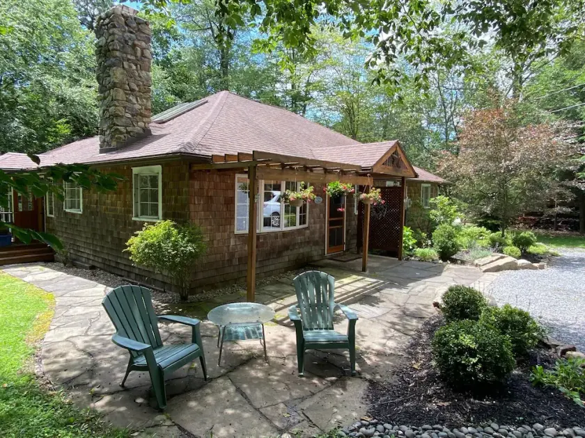 Quiet Cottage in Historic Lakeside Village - Image 1