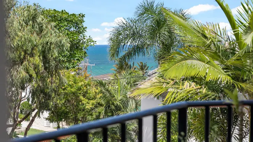 6 Parkshores Sunshine Location Location Location 100m to beach access - Image 1