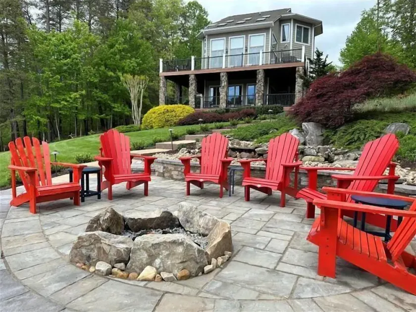 4 Bedrooms, 1 Flex Room, 4½ Bathrooms!  HOT TUB! Beautiful home in Lakefield Subdivision! - Image 1