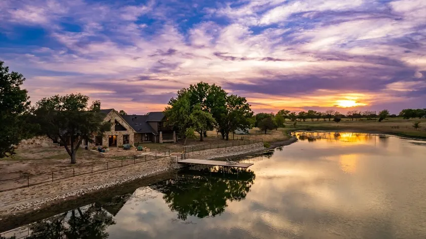 4 BR Farmhouse with Private Lake - Image 1