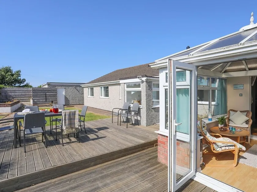 PENCRAIG, pet friendly, country holiday cottage in Trearddur Bay - Image 1