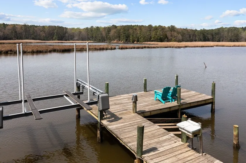 3br/2ba Waterfront Home overlooks Private Dock. 2+ acres of front yard Games - Image 1