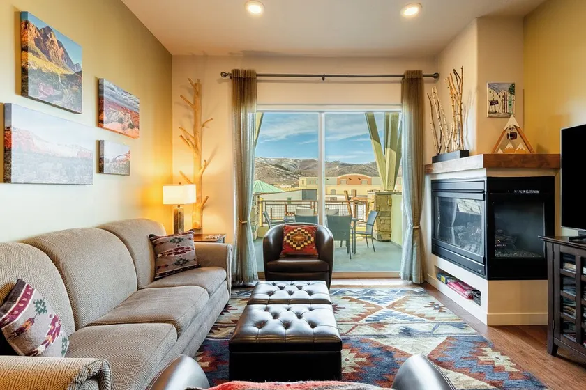 Park City Redstone. À distance de marche des magasins, bowling, cinéma et restaurants. Itinéraire GRATUIT de la navette Park City. Parfait pour les familles - Image 1