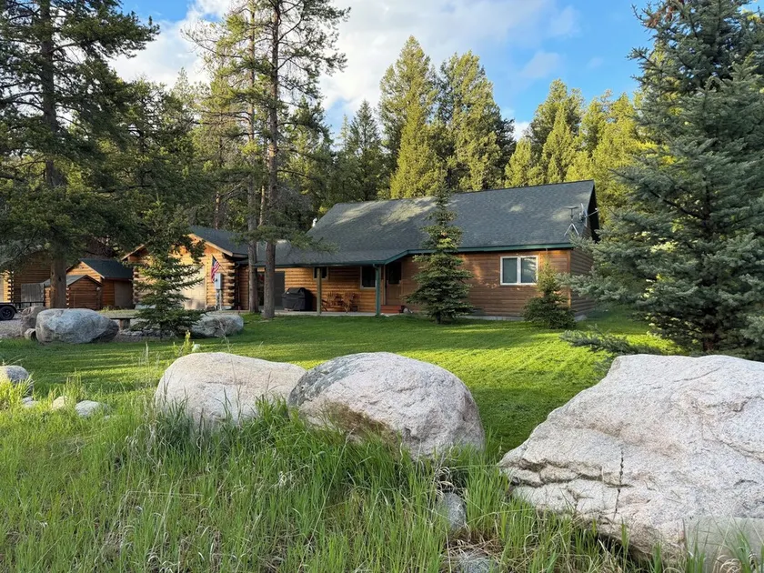 Outstanding Crandall Cabin minutes from Yellowstone, ready for your adventure! - Image 1