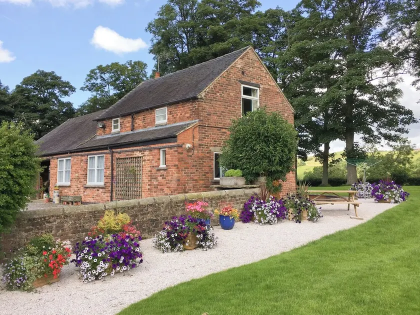 2 bedroom accommodation in Ilam, near Ashbourne - Image 1