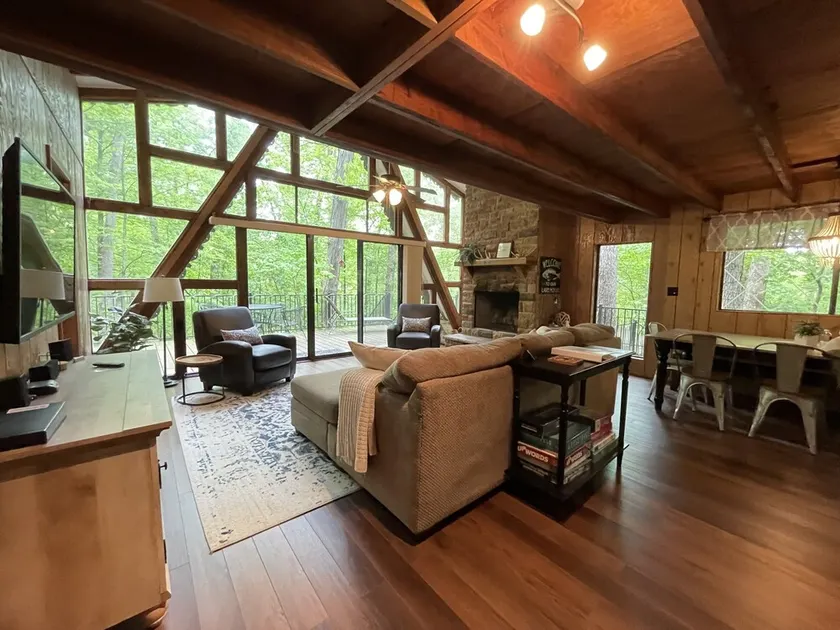 Lakefront Chalet; Hot Tub, Dock, Firepit, Paddle Boat, kajakker, strand og WIFI! - Image 1