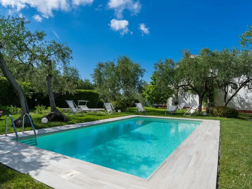 Fin lejlighed i villa med WIFI, pool, TV, gårdhave, kæledyr tilladt og panorama udsigt - Image 1
