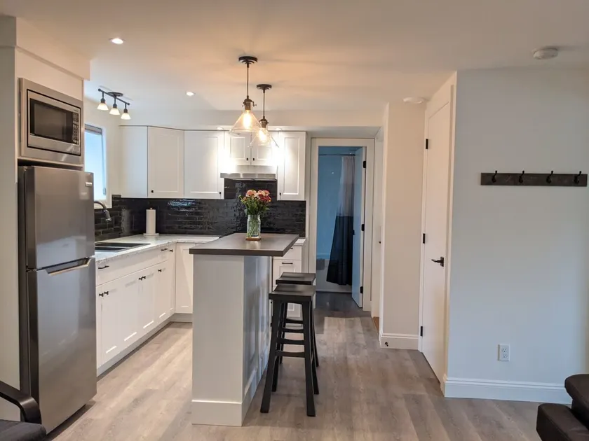 Cozy and quiet one bedroom suite walking distance to the ocean. - Image 1