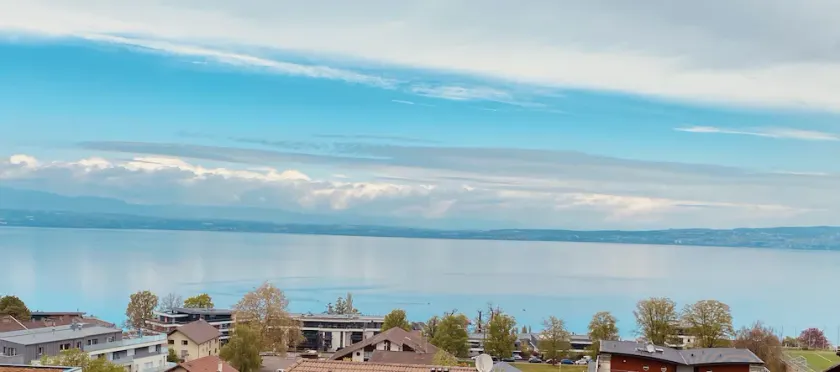 Stunning lake view - 3-bedroom apartment with parking - Ideally located - Image 1