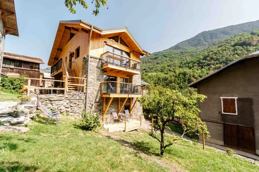 Spacious Family Chalet – Courchevel / Brides-les-Bains with Mountain Views - Image 1
