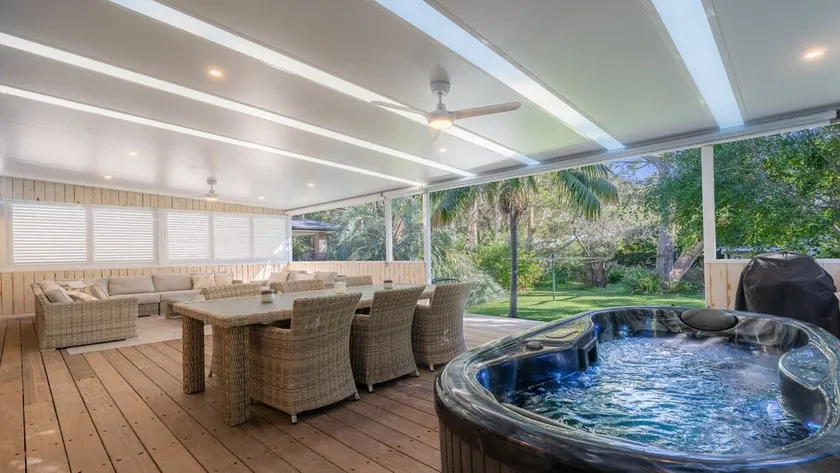 Coral Paradise - Metres From Beachfront - Image 1