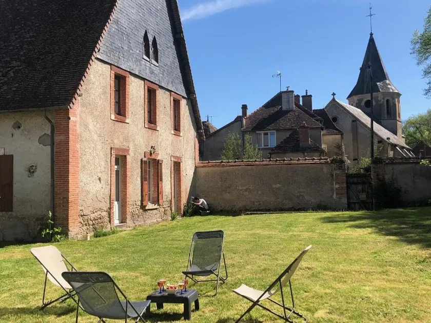 Maison de charme à Jaligny-sur-Besbre, 4 chambres, jardin, draps & ménage inclus - Image 1